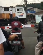 踏切で機関車を停車させご飯を買いに行く運転士