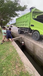 ダンプトレーラーを使い溝に落ちたバイクを回収