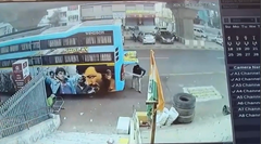 整備士がバスから離れた瞬間に車が衝突