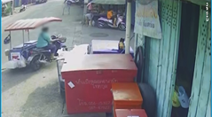 回転するバイクに引きずられる運転手