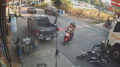 トラックに轢かれる寸前で難を逃れたライダー