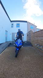 階段からバイクに飛び乗り股間を強打