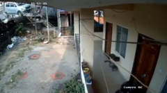 タイヤが破裂して家の庭に飛び込んできた車