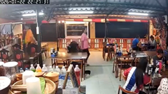 制御不能の車がレストランの側壁に衝突