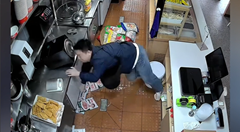 足を滑らせて大量のゴマペーストをかぶる従業員