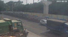 ライダーが必死に転がりトラックの下敷きを回避