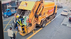 ゴミ収集車にゴミ袋を入れたら爆発