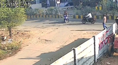 猛スピードのバイクに吹き飛ばされるスクーター