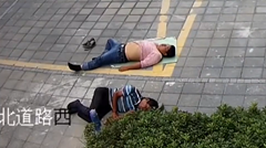 路上で昼寝をしていて車に足を轢かれた作業員