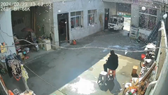 屋根から崩れ落ちた雪から逃げる男性