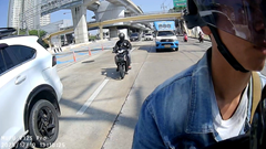 バイクの後部座席で居眠りをして転落