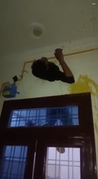 キッチンの換気扇に挟まった泥棒