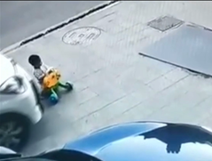 轢かれた男の子が車の下から現れる