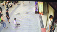 マンホールに落下したわが子を即救助する父親