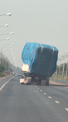 ゆらゆら揺れる過積載トラックがついに横転