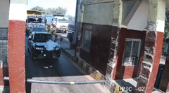 料金所でトラックが車に衝突し係員がはねられる