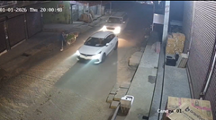 間一髪で飛びのいた露天商