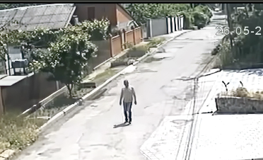 フラフラすぎて工事現場に落下する男