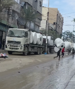 トラックから巨大水槽が落下