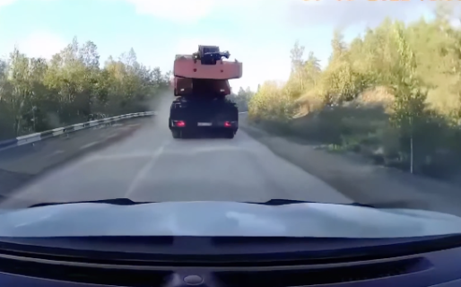 暴走トラックから逃げる車