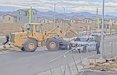 重機で逃げる男とカーチェイス