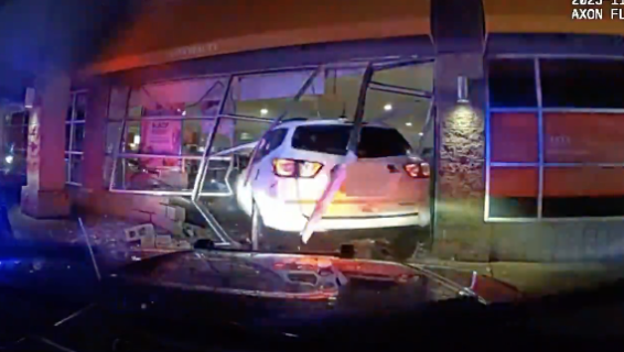 カーチェイス後に店に突っ込むも諦めない女（逮捕映像なし）