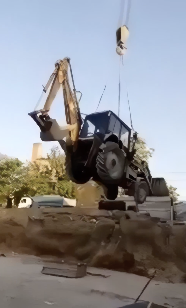 クレーンで重機吊り上げ失敗