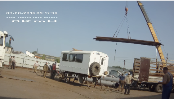 倒れるクレーンからギリギリ脱出する操縦士