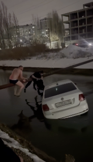 おバカな遊びと思ったら車から人を救助