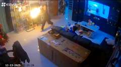 炎上するモバイルバッテリーを家の外に運び出す母親