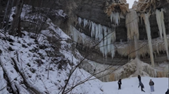凍った滝から巨大なつららが崩落