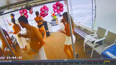 ジェットスキーのせいでずぶ濡れになった観光客