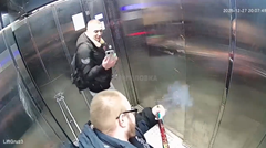 エレベーターの中で花火をつける酔っ払い