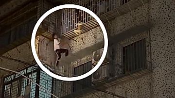 建物をよじ登り窓格子に挟まった子どもを救出