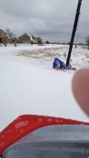 ソリ遊びでポールに股間を強打