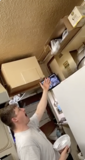 甲高い声の振動で棚からアルミ鍋を取る方法