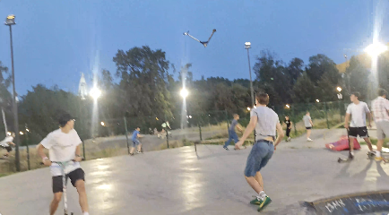 トリック失敗後スクーターが飛んで行き他の人に激突