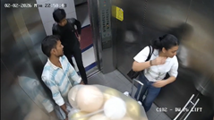 エレベーター内で風船が爆発