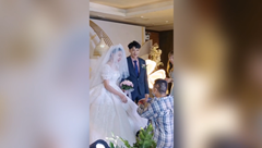 リングベアラーを務める介添人が間違えて跪く