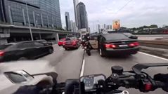 車のドアが突然開きライダーが転倒