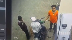 わざと給油ポンプの横でライターの火をつけた男