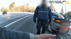 事故捜査中の警察官に車が衝突