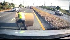 道路を転がる巨大な紙のロールに轢かれた運転手