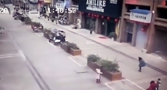 突如地面が爆発！？