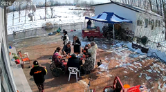 中庭で食事をしていた家族を襲った落雪