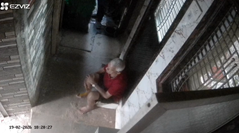 ガスボンベの爆発で吹き飛ばされる高齢者