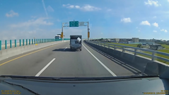 トラックの荷台から落下した箱が跳ね返り車内へ