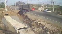 ピックアップトラックに衝突された車が排水溝に転落