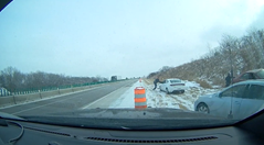 雪で制御不能になった車をかわした警察官
