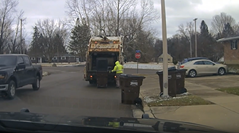 ゴミ収集作業員がゴミ箱の蓋を開けてびっくり